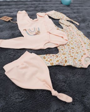 2'li Tulum Seti / 2 Adet Şapka Hediye / %100 Pamuklu Yenidoğan Tulum Seti Bej-Çiçek