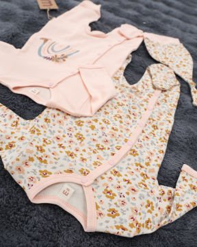 2'li Tulum Seti / 2 Adet Şapka Hediye / %100 Pamuklu Yenidoğan Tulum Seti Bej-Çiçek